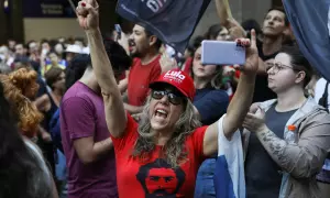 Manifestantes a favor de la democracia salen a las calles después de que miles de simpatizantes del expresidente de ultraderecha Jair Bolsonaro asaltaron el Congreso de Brasil