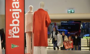 Varias personas acceden al centro comercial El Corte Inglés Gran Vía, en Bilbao, con el comienzo de las rebajas. E.P./H.Bilbao