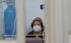 Una mujer en un pasillo de un hospital en Shanghái, China.