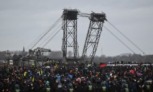 La policía se enfrenta a los manifestantes durante una protesta para detener la demolición del pueblo de Luetzerath para una ampliación de la mina de carbón.