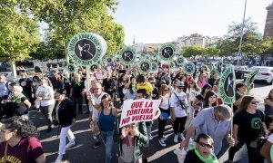 Varias personas participan, con pancartas, en una manifestación antitaurina, en la plaza de toros de las Ventas, a 24 de septiembre de 2022, en Madrid (España). Archivo.