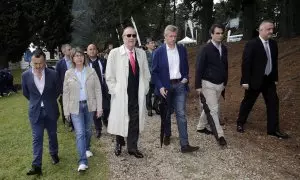 17/1/23 En el centro, con gabardina y gafas de sol, el propietario de La Voz de Galicia, Santiago Rey; a su derecha, el presidente de la Xunta, Alfonso Rueda, durante un acto en Culleredo (A Coruña) en una imagen de archivo.