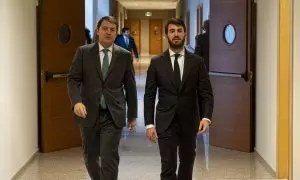 El presidente de la Junta de Castilla y León, Alfonso Fernández Mañueco (i), y el vicepresidente Juan García-Gallardo (d), en la sede de Las Cortes, en Valladolid. E.P./Photogenic/Claudia Alba