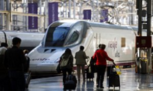 Varios viajeros cogen el Ave en la Estación María Zambrano de Málaga.