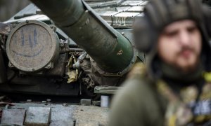 Un soldado ucraniano junto a un tanque T-72 en la región de Donetsk, en el este de Ucrania, el 18 de enero de 2023.