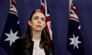 La primera ministra de Nueva Zelanda, Jacinda Ardern, se dirige a los miembros de los medios de comunicación durante una conferencia de prensa conjunta organizada con el primer ministro australiano, Anthony Albanese, luego de su reunión anual de líderes,