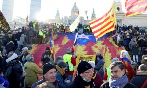 Manifestació independentista a la font de Montjuïc amb el MNAC al fons per protestar per la cimera hispano-francesa.