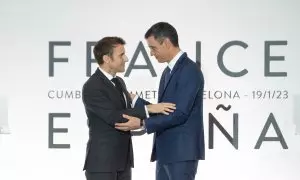 El presidente de Francia, Emmanuel Macron (i) y el presidente del Gobierno, Pedro Sánchez (d), se abrazan tras la firma de un Tratado de Amistad entre sus respectivos países, durante la XXVII Cumbre Hispano-Francesa, en el Museo Nacional de Arte de Catalu