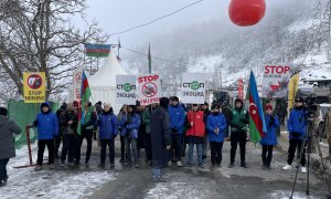 Manifestantes azerbaiyanos mantienen el bloqueo del corredor de Lachin que enlaza Armenia con Nagorno Karabaj.