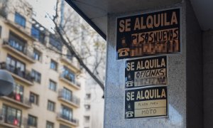 Un cartel de oferta de alquiler en un bloque de Madrid.