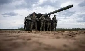 Imagen de archivo de varios soldados junto a un tanque alemán Leopard II en un campamento en Lituania, a 6 de julio de 2022.