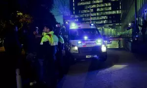 El jugador del FC Barcelona, Dani Alves, sale de los calabozos de la Ciudad de la Justicia hacia la cárcel Brians 1 de Sant Esteve Sesrovires (Barcelona) en un vehículo de los Mossos d'Esquadra, este viernes en la ciudad de Barcelona.