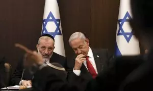 El primer ministro de Israel, Benjamin Netanyahu, junto a su ya exministro del Interior y Salud, Aryeh Deri.