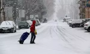 Una senyora caminant per un carrer nevat d'Esterri d'Àneu, al Pallars Sobirà