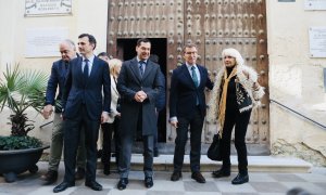 El presidente del Partido Popular, Alberto Núñez Feijóo (2d) junto al presidente de la Junta de Andalucía, Juntama Moreno (3d) el candidato a la alcaldía de Cádiz Bruno García (4d) y la ex alcaldesa de Cádiz, Teofila Martínez (1d) a la salida del acto, a