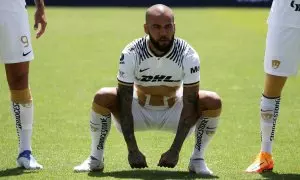 El futbolista Dani Alves, con el era su equipo hasta ahora, el Pumas mexicano, antes de un partido contra Monterrey, en el Estadio Olímpico de Ciudad de México. REUTERS/Henry Romero