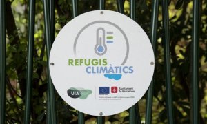 Un cartel que identifica una instalación de la red de refugios climáticos.