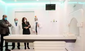 La presidenta madrileña, Isabel Díaz Ayuso, durante la presentación en sociedad de la máquina MR Linac Unity para tratamientos de cáncer en La Paz el 17 de diciembre de 2021.