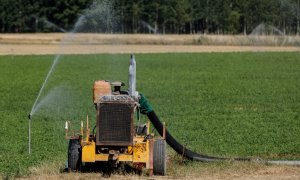 Una bomba de riego lanza agua en un campo de cultivo en Burgos.