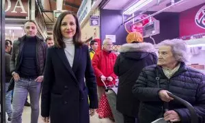 La secretaria general de Podemos y ministra de Derechos Sociales y Agenda 2030, Ione Belarra (c), y el candidato de Podemos a la Alcaldía de Madrid, Roberto Sotomayor (1i), a su llegada a las instalaciones del Mercado municipal de Puente de Vallecas, a 26