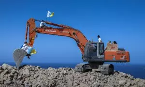 Imagen de varios activistas atrincherados a una de las palas, a 28 de julio de 2022.