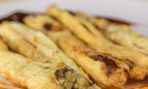 Calçots en tempura, amb salsa romesco i salsa teriyaki