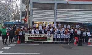 Foto de família de la concentració contra l'ampliació de l'aeroport del Prat davant la seu del PSC de Barcelona