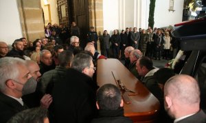 El féretro de Diego Valencia, el sacristán asesinado en Algeciras, llega a la Iglesia de Nuestra Señora de La Palma donde se instalará la capilla ardiente a 26 de enero del 2023 en Algeciras (Cádiz, Algeciras, España)