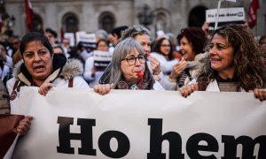 Manifestants en la convocatòria de Metges de Catalunya a la plaça Sant Jaume amb motiu del segon dia de vaga.