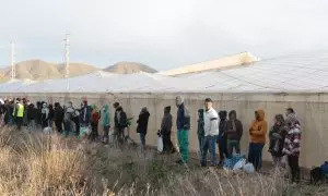 Los chabolistas abandonan el lugar a 30 de enero de 2023 en Níjar (Almería, Andalucía, España).