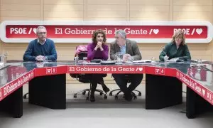 La ministra de Hacienda, María Jesús Montero (c), conversa con Santos Cerdán, vicecoordinador general de Organización, ante la portavoz del Comité Electoral, Pilar Alegría (d) durante la reunión de los miembros del Comité Electoral este lunes en la sede s