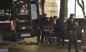 Momento del levantamiento del cadaver del sacristán por parte de los servicios funerarios, a 25 de enero de 2023 en Algeciras, Cádiz (Andalucía, España). El sacristán de la Iglesia de la Palma de Algeciras ha fallecido y el cura de la Iglesia de San Isidr