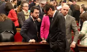 El president de la Generalitat, Pere Aragonès, parlant el líder del PSC, Salvador Illa, després de la votació sobre la B-40