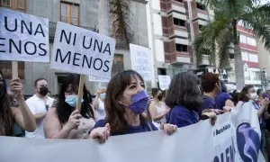 Varias personas con carteles en los que se lee: "Ni una menos", participan en una concentración feminista en la Plaza de la Candelaria en repulsa por "todos los feminicidios", a 11 de junio de 2021