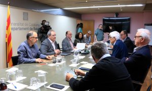 Representants del sindicat Metges de Catalunya i responsables del Departament de Salut, encapçalats pel conseller Manel Balcells, en una reunió per negociar millores organitzatives i assistencials al sistema sanitari.