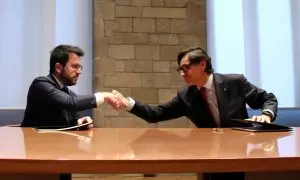 El president de la Generalitat, Pere Aragonès, i el primer secretari del PSC, Salvador Illa, es donen la mà després de signar l'acord per l'aprovació dels pressupostos del Govern del 2023.