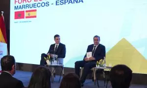 El presidente de Gobierno, Pedro Sánchez (i), y el primer ministro marroquí, Aziz Akhannouc (d), en el acto de clausura del Foro Empresarial España-Marruecos, que se celebra en el marco de la XII Reunión de Alto Nivel Marruecos-España, en el Rabat Marriot