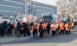 01/02/2023 - Protestes dels treballadors d'Amazon a la planta del Prat contra el tancament del centre de Martorelles.