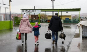 Una familia de refugiados ucranianos llega a Madrid en un autobús de evacuación fletado por una ONG el pasado marzo.