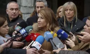 La ministra de Transportes, Raquel Sánchez, pide perdón en la Plaza del Ayuntamiento de Castro Urdiales por el diseño de los trenes.