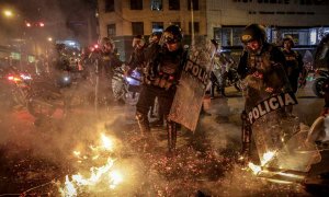 Policías antidisturbios se enfrentan a los manifestantes en el centro de Lima (Perú).