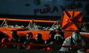 Un grupo de personas migrantes rescatadas por Salvamento Marítimo llegan al muelle de Arguineguín, en Gran Canaria.