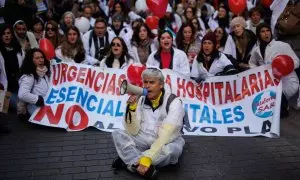 Un hombre con un megáfono junto a médicos y pediatras de Atención Primaria de la Comunidad de Madrid participan en una manifestación, en la calle Aduana de Madrid, a 25 de enero de 2023, en Madrid (España).