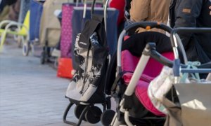 Varias personas hacen cola para recibir alimentos de la Fundación Madrina, en la plaza de San Amaro, a 7 de enero de 2022, en Madrid (España).