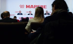 (I-D) El director general de Mapfre, Fernando Mata, el presidente de la aseguradora, Antonio Huertas, y el director corporativo de Comunicación de la compañía, Javier Fernández, presentan los resultados anuales de 2022, en el auditorio de Fundación Mapfre