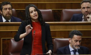 La líder de Ciudadanos, Inés Arrimadas, interviene durante la sesión de control al Gobierno del pasado miércoles en el Congreso. A su lado, Edmundo Bal