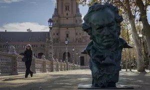 Una de las réplicas gigantes de la estatuilla de Los Goya en la Plaza de España. A 26 de enero de 2023, en Sevilla (Andalucía, España)