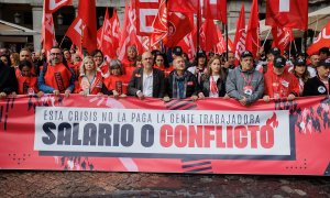 Los secretarios generales de UGT, Pepe Álvarez (5d), y de CCOO, Unai Sordo (5i), en una movilización para exigir a CEOE la subida de los salarios. E.P./Alejandro Martínez Vélez