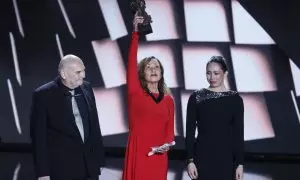 La actriz Eulalia Ramón (2-d), viuda del director fallecido ayer Carlos Saura, y sus hijos Antonio (i) y Ana recogen el Goya de Honor durante la gala de la XXXVII edición de los Premios Goya, que se celebra este sábado en el Palacio de Congresos y Exposic