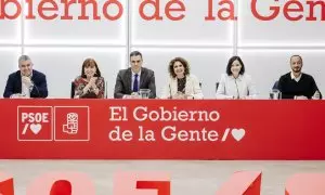 El presidente del Gobierno y secretario general del PSOE, Pedro Sánchez, junto a otros dirigentes en la Ejecutiva Federal celebrada este lunes en la sede de Ferraz.